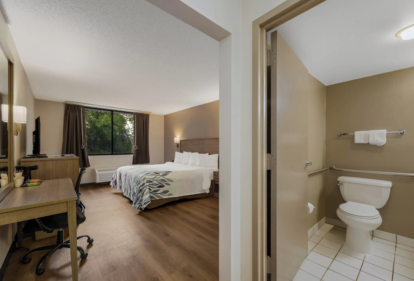 HomeTowne Studios by Red Roof Painted Post