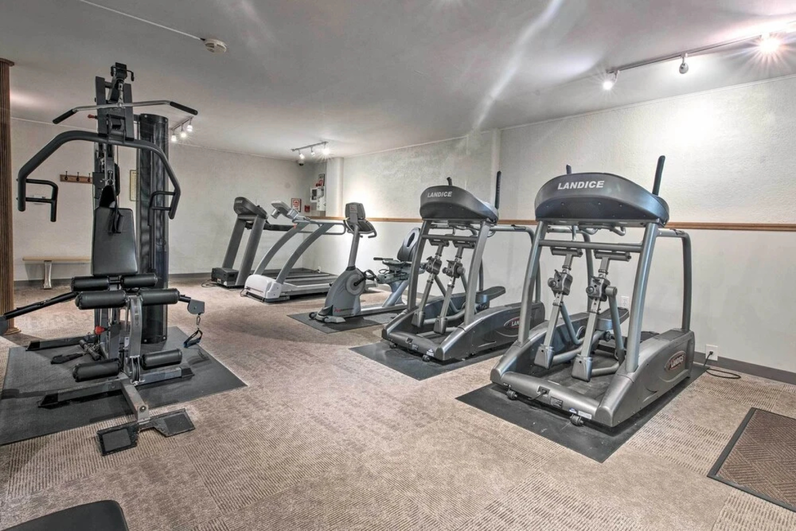 Cozy Poconos Ranch Home w/ Pool Access, Near Lake!