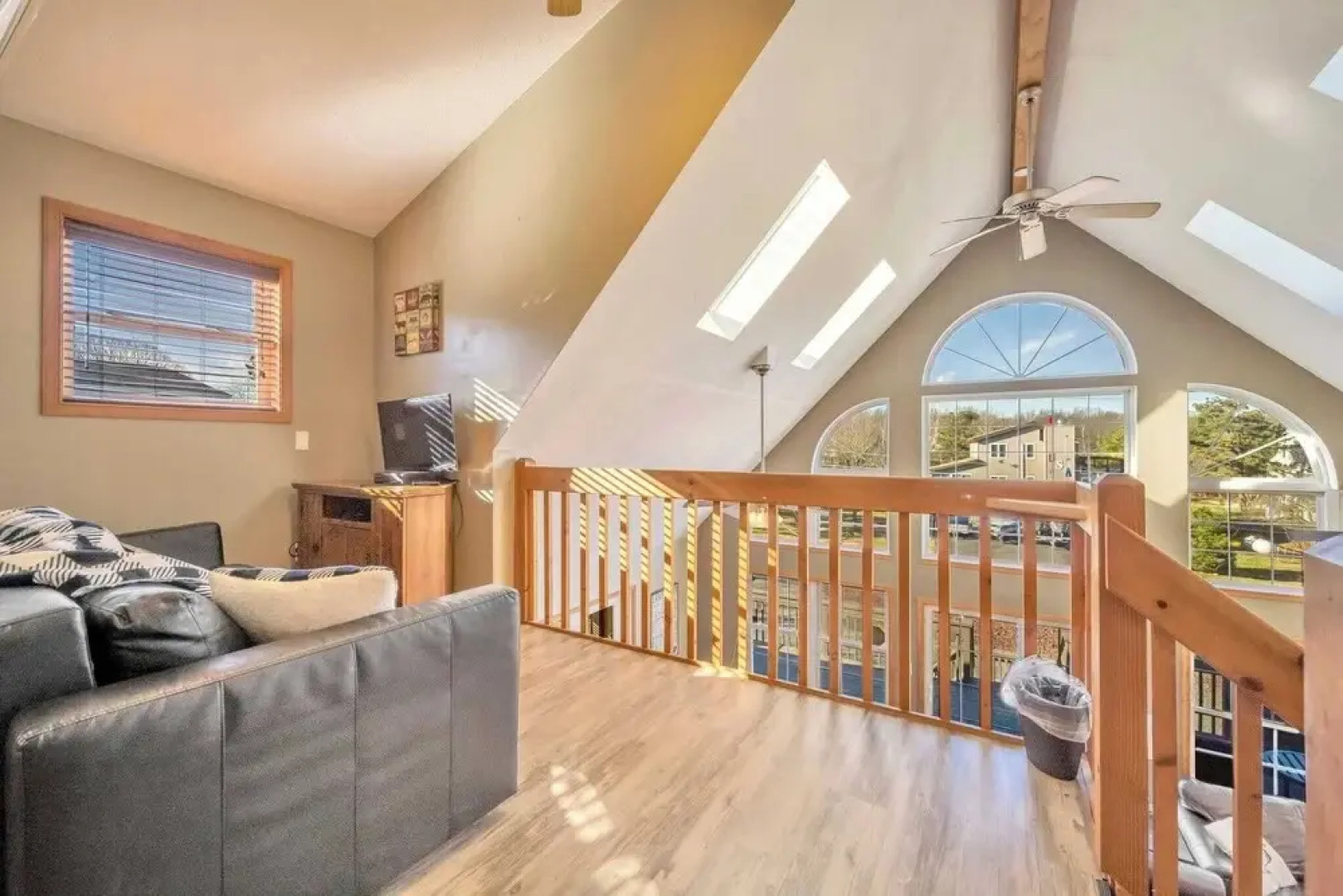 Pocono Pinnacle by Avantstay Steps to the Lake, Game Room, Large Deck