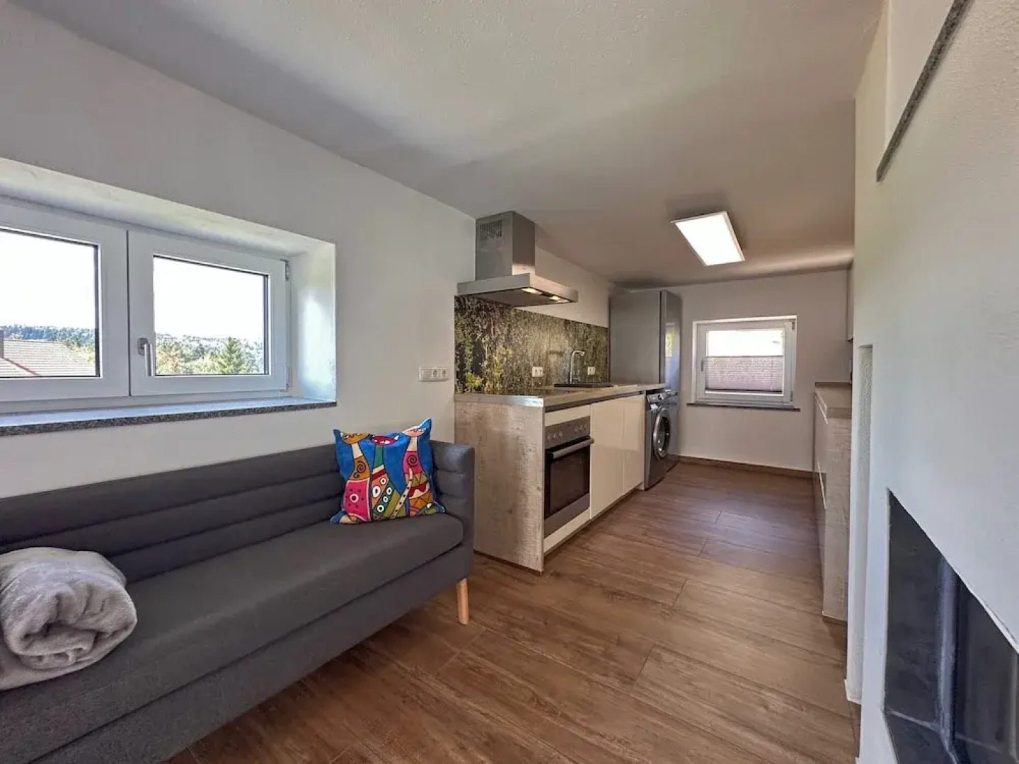 Freistehendes Haus mit Ofen, Terrasse und Garten