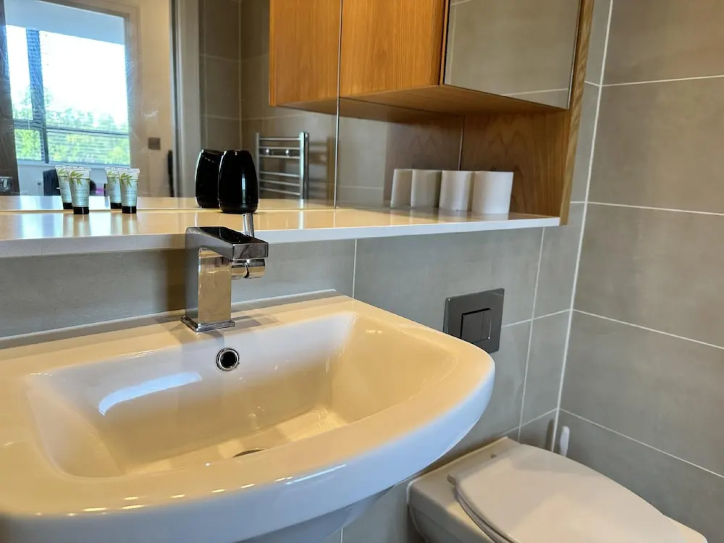 Condo Apartment With Workspace