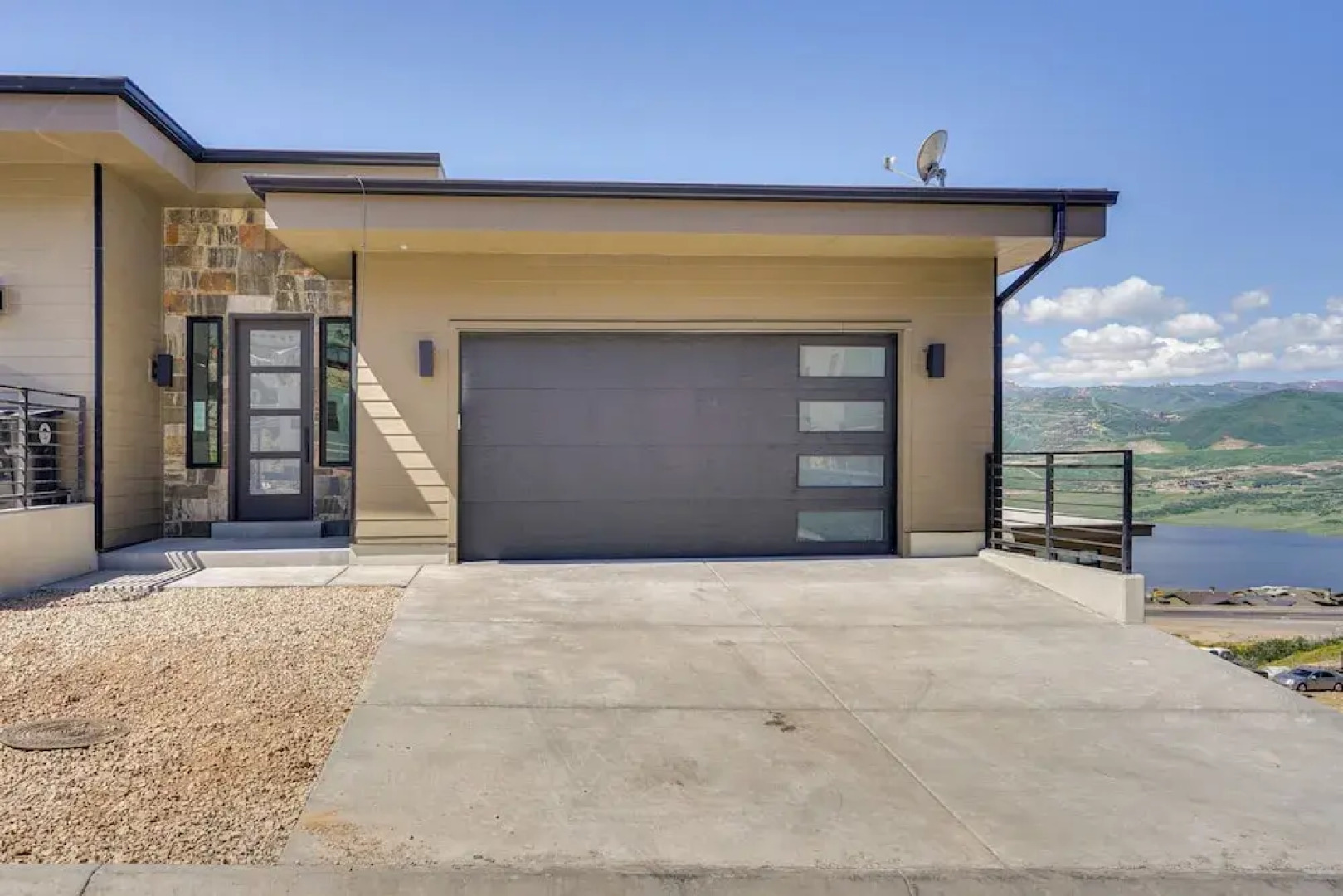 Hideout Haven: Luxe Retreat w/ Lake View & Hot Tub