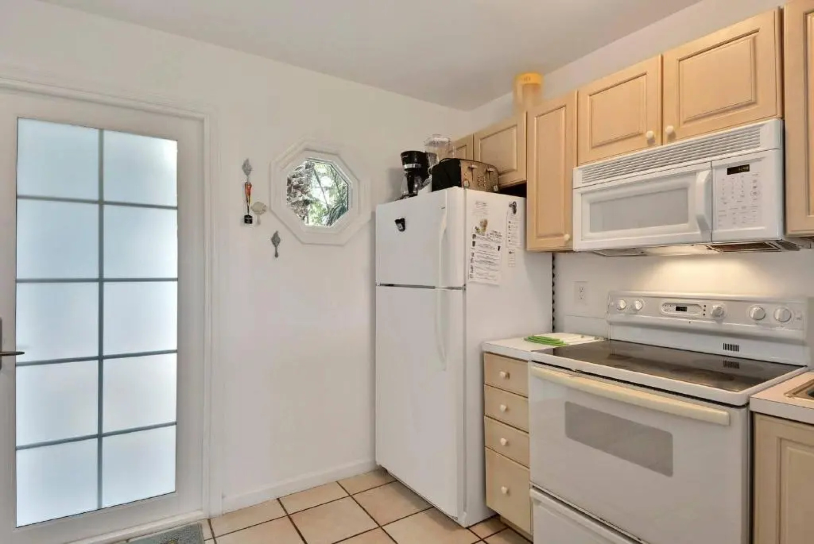 Coral Breeze by Avantstay Close to Beach w/ Balcony & Shared Pool! Month Long Stays Only