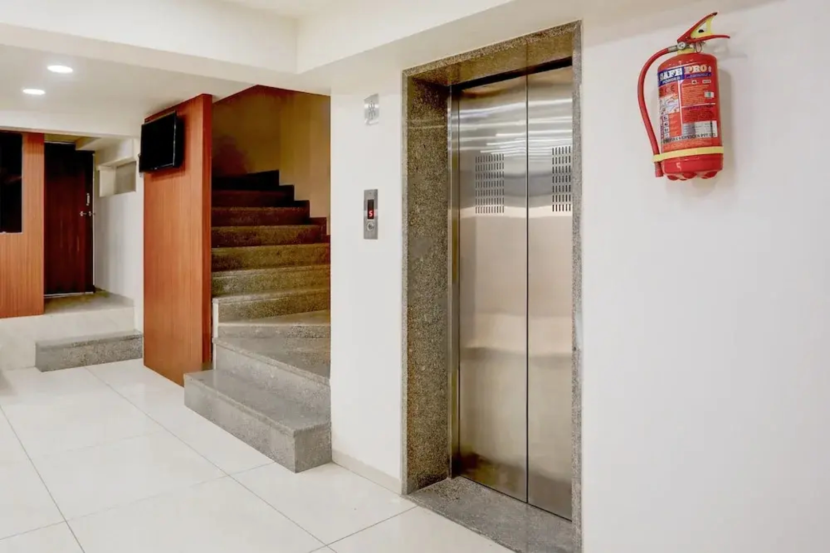 Hotel Simran Raghuveer Para by OYO Rooms