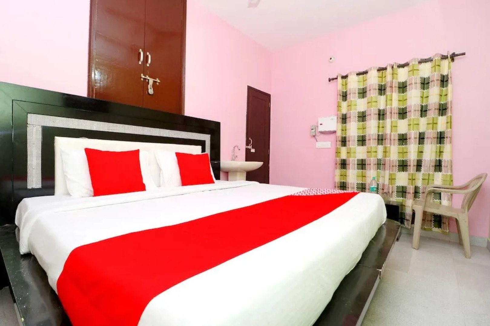 Oyo 39852 Hotel Noor