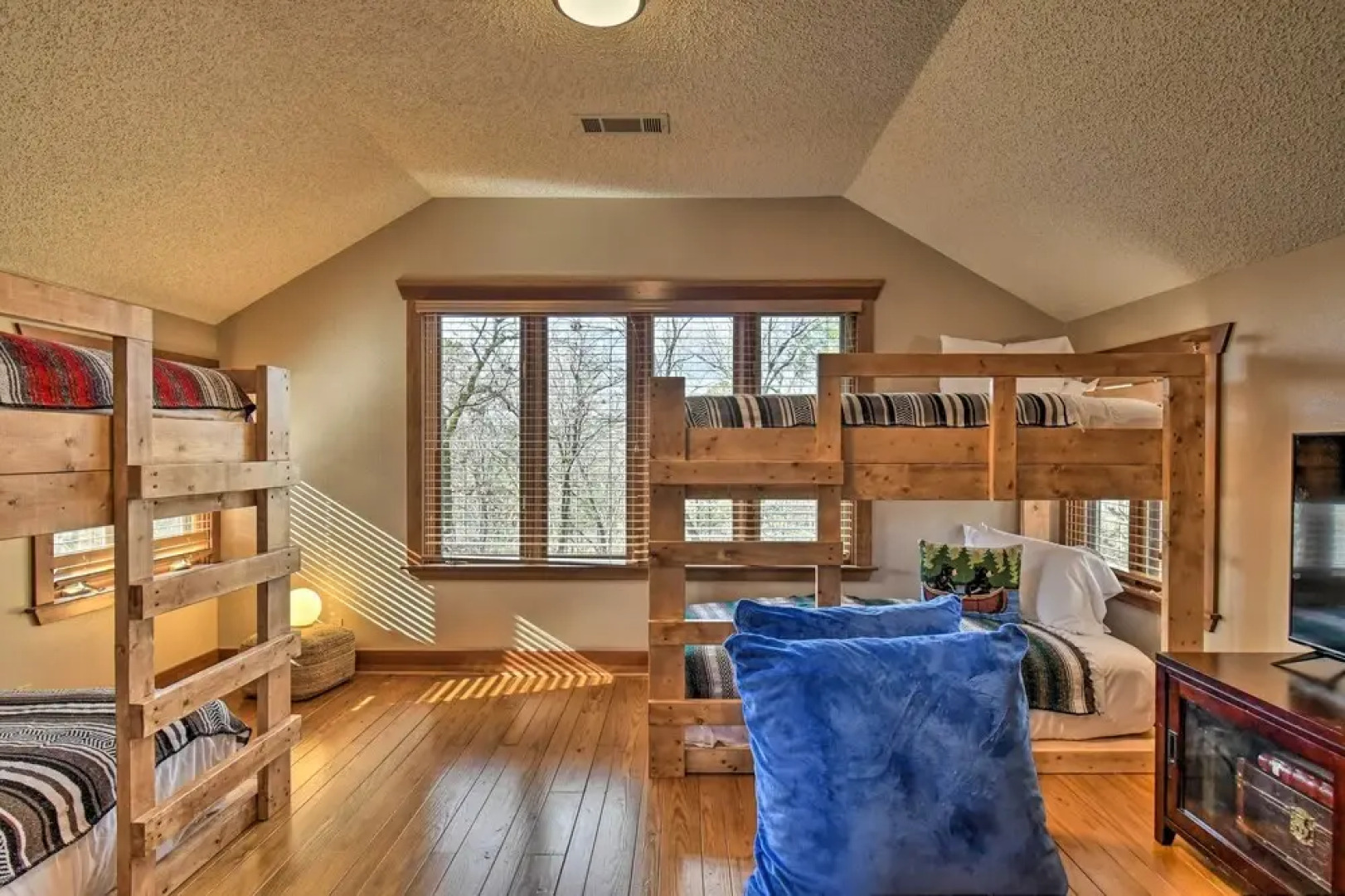 Hot Tub, Grill: Hilltop Log Cabin in Hot Springs!