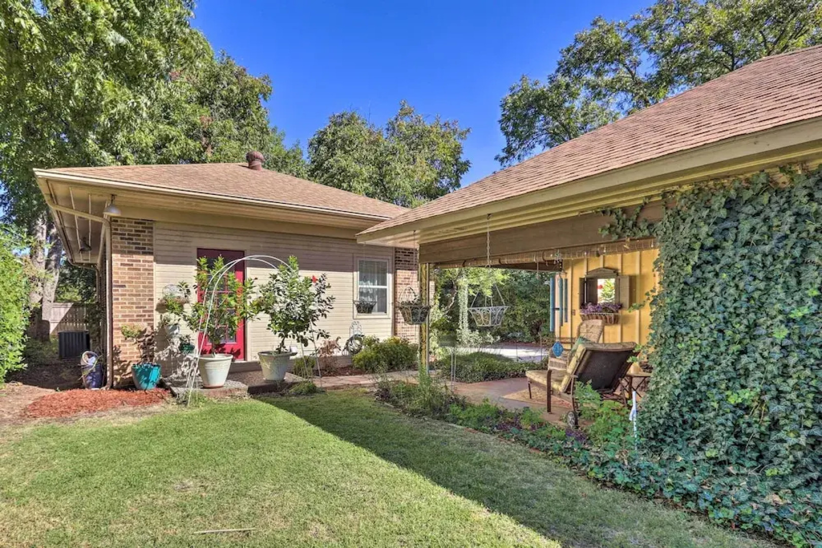 Walk to Midwestern State: Wichita Falls Cottage!