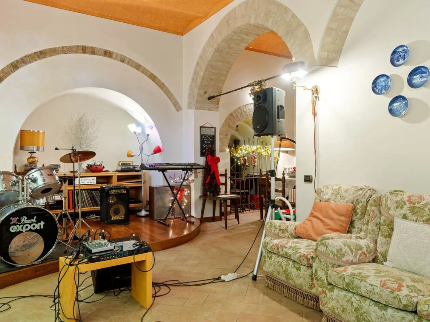 Plush Holiday Home in Macerata with Jacuzzi