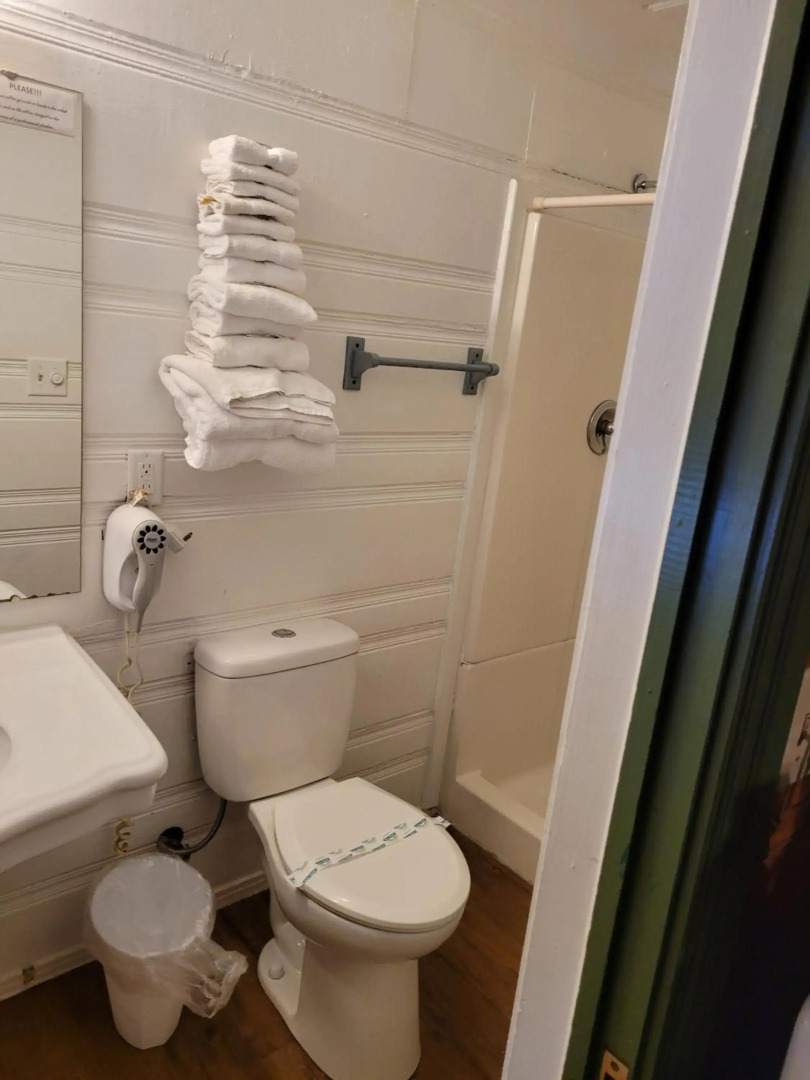 Shaver Lake Village Hotel