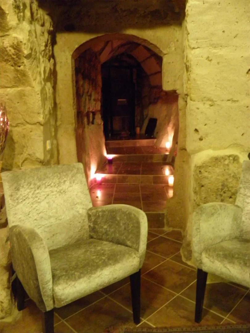 AkCave Suites & Resort