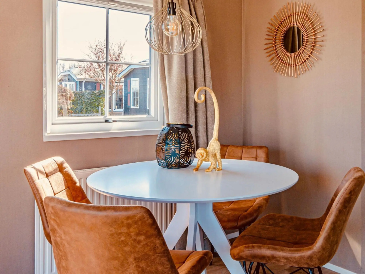 Chalet with a view of lake the Wiede in Giethoorn