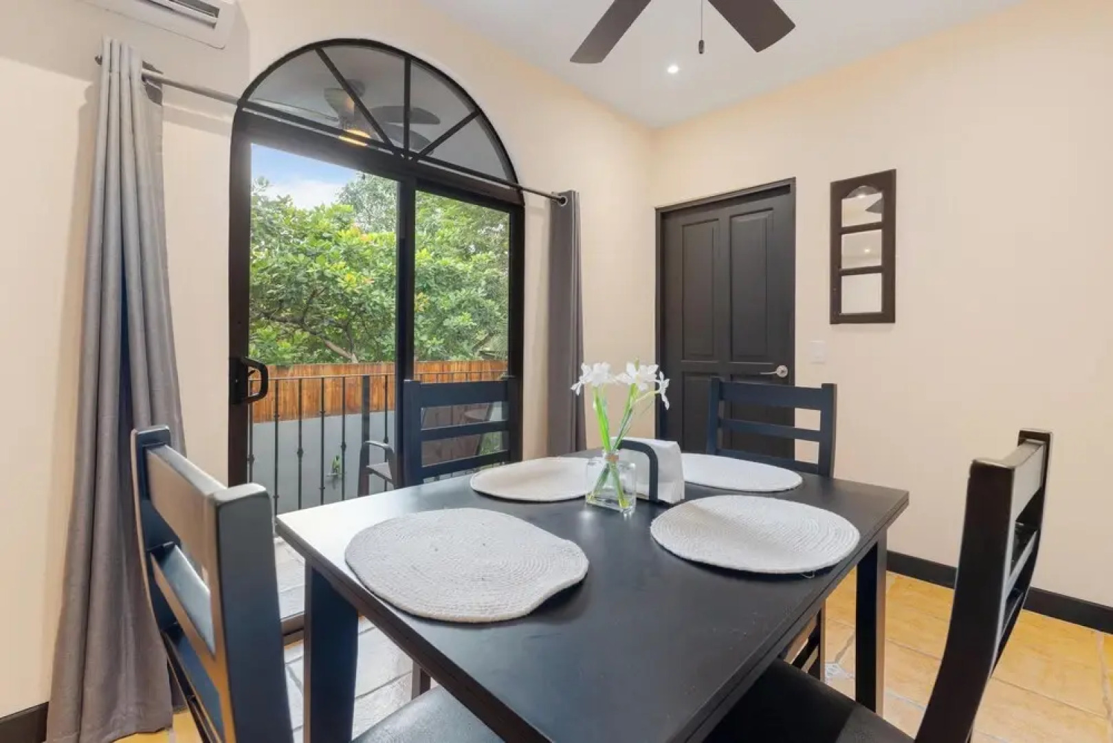 Suite 3 - Jaguar Beach & Pool 2 BR Condo