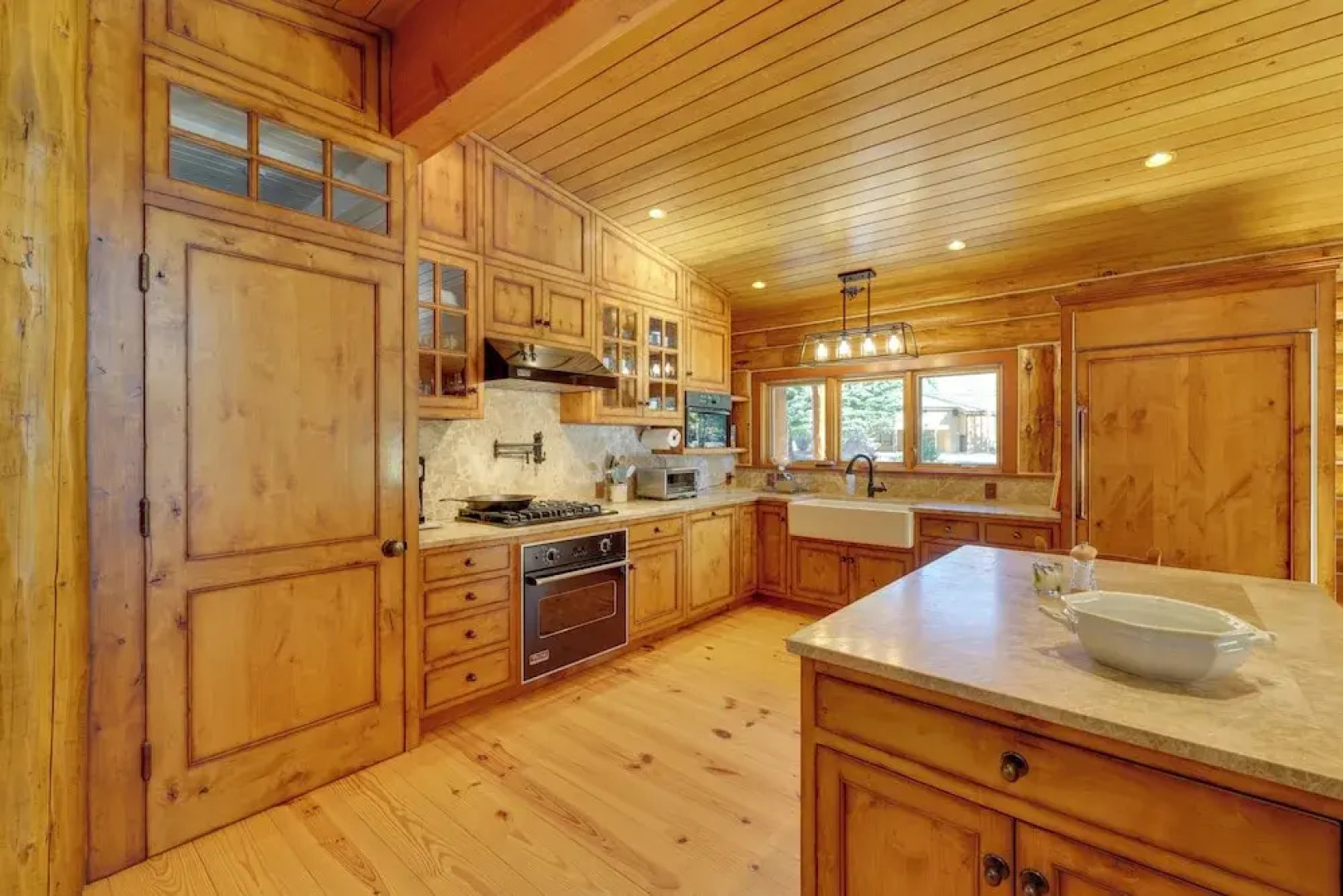 Sun Valley Log Home w/ Hot Tub & Mtn Views!