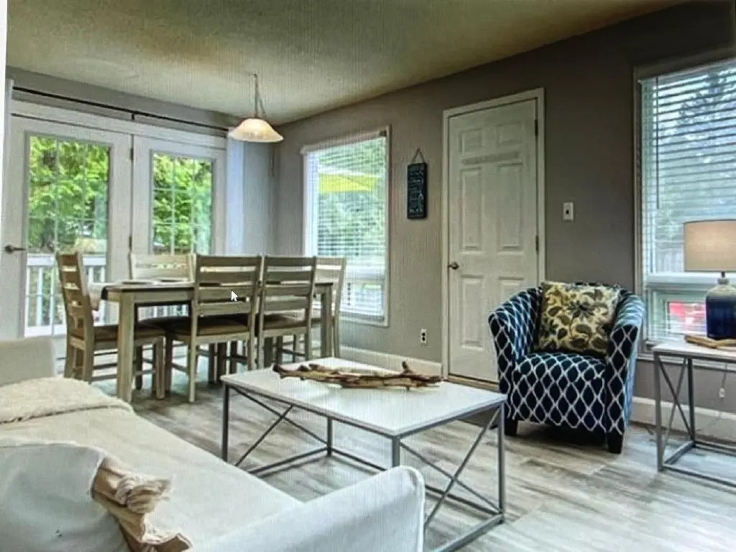 Beachy Chic-Completely renovated- Steps to the Beach