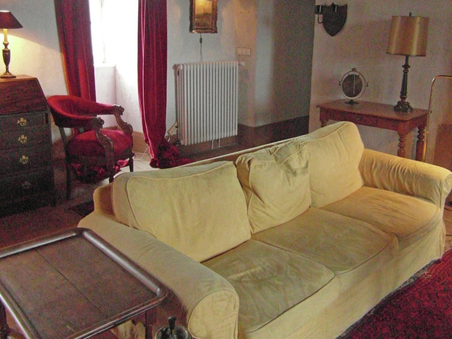 Charming and Private Castle on Four Hectares, With River, sun Terrace and Views