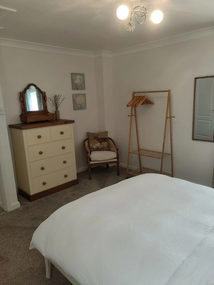 Split Level Bungalow - Sleeps4 - Close to Walks