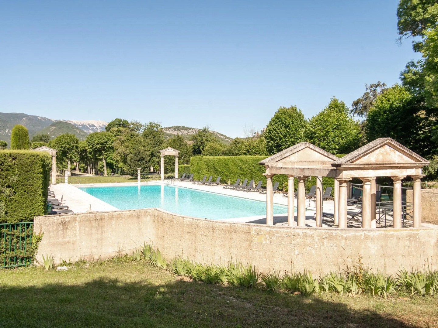 Studio with pool in garden Park, naerby spas and views at the Mont Ventoux.