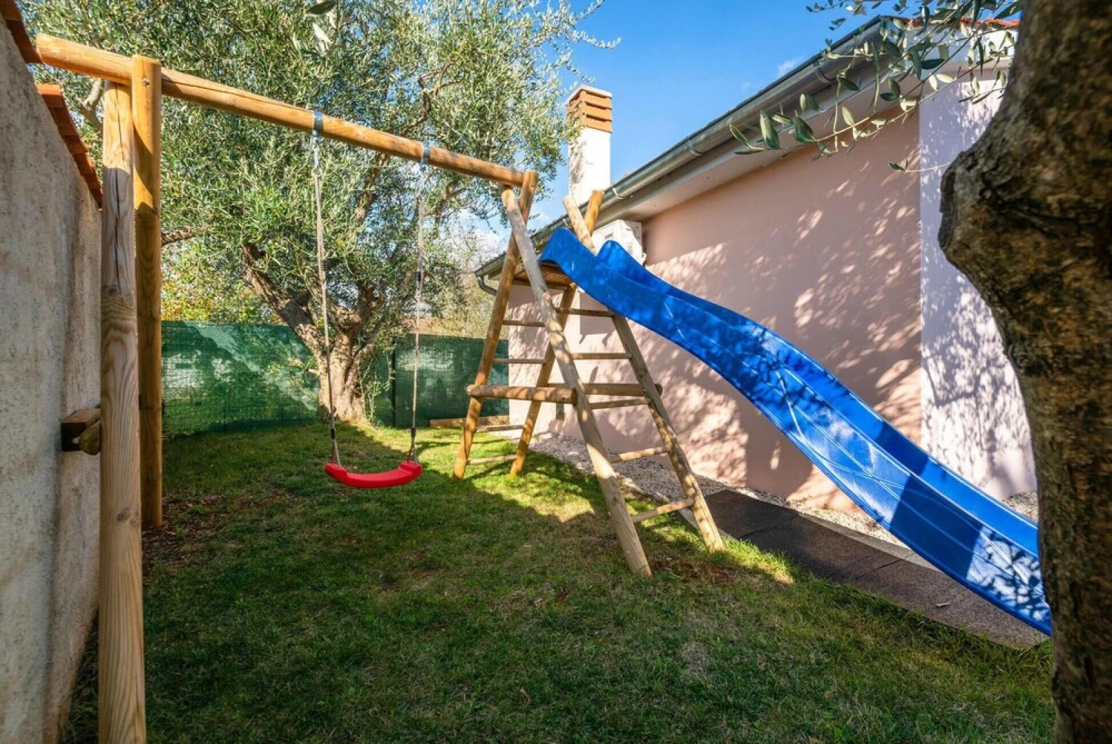 Amazing Home in Peruski With Wifi and 5 Bedrooms