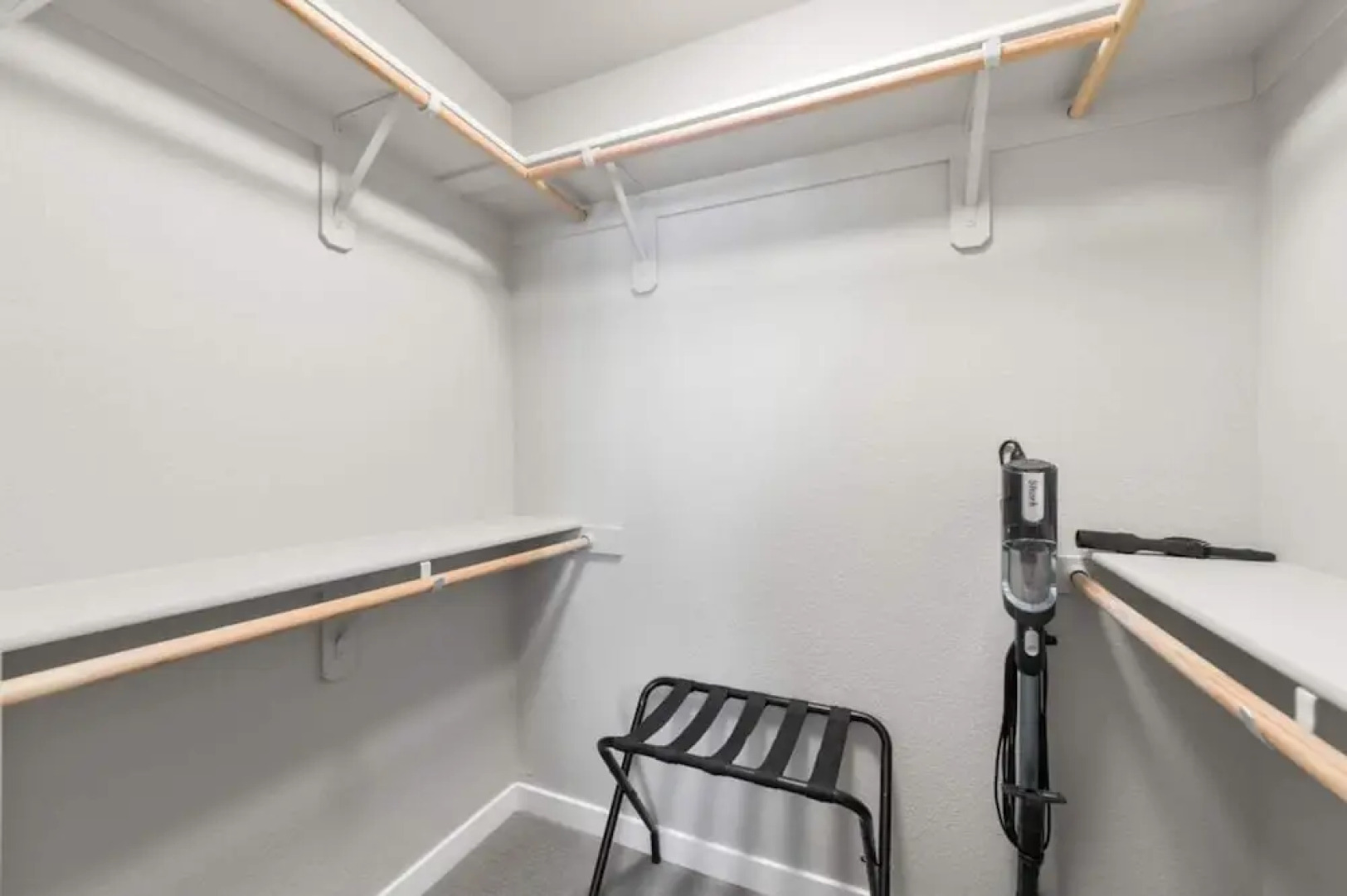 Chic Apt w Jacuzzi Pool BBQ Mountain Views