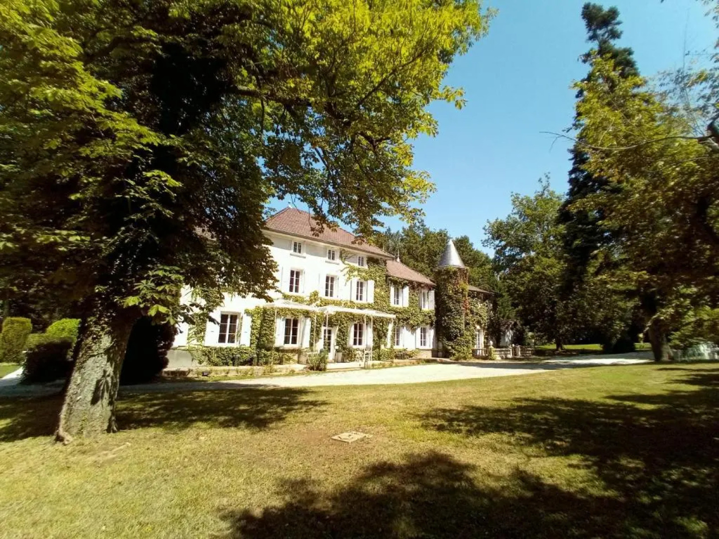 Chateau Des Ayes   Chambres & Suites