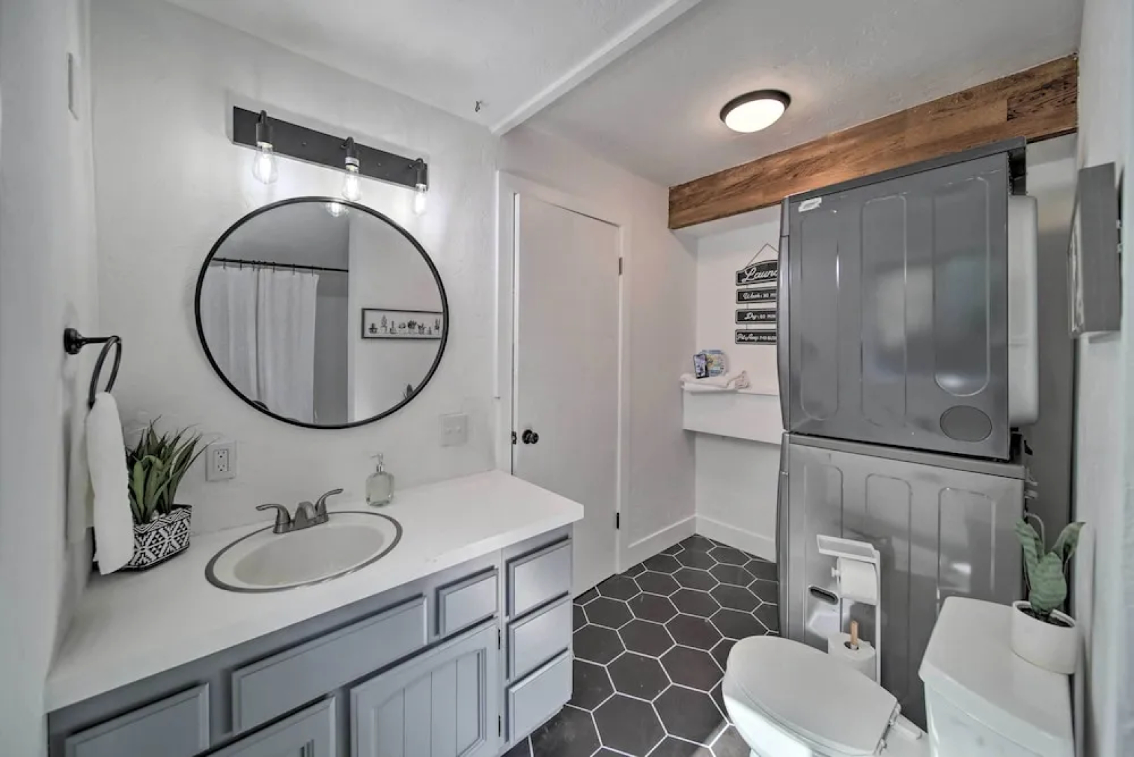 Bright & Airy Liberty Lake Abode w/ Backyard!