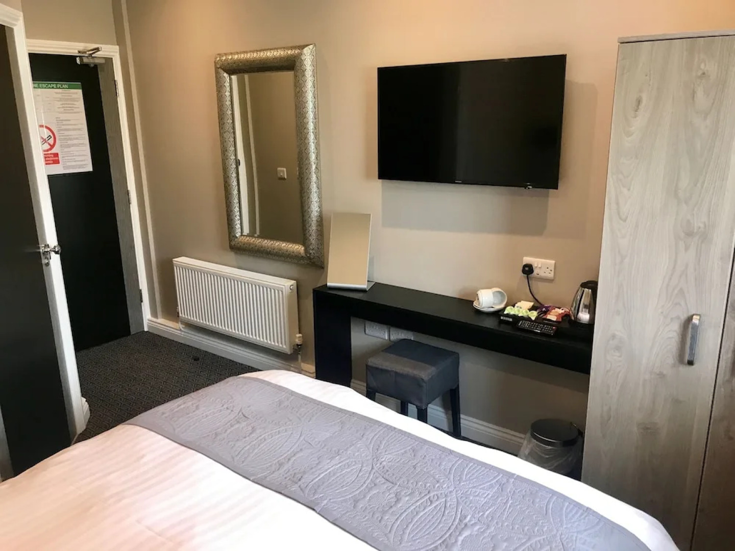 The Raven Hotel - Inn