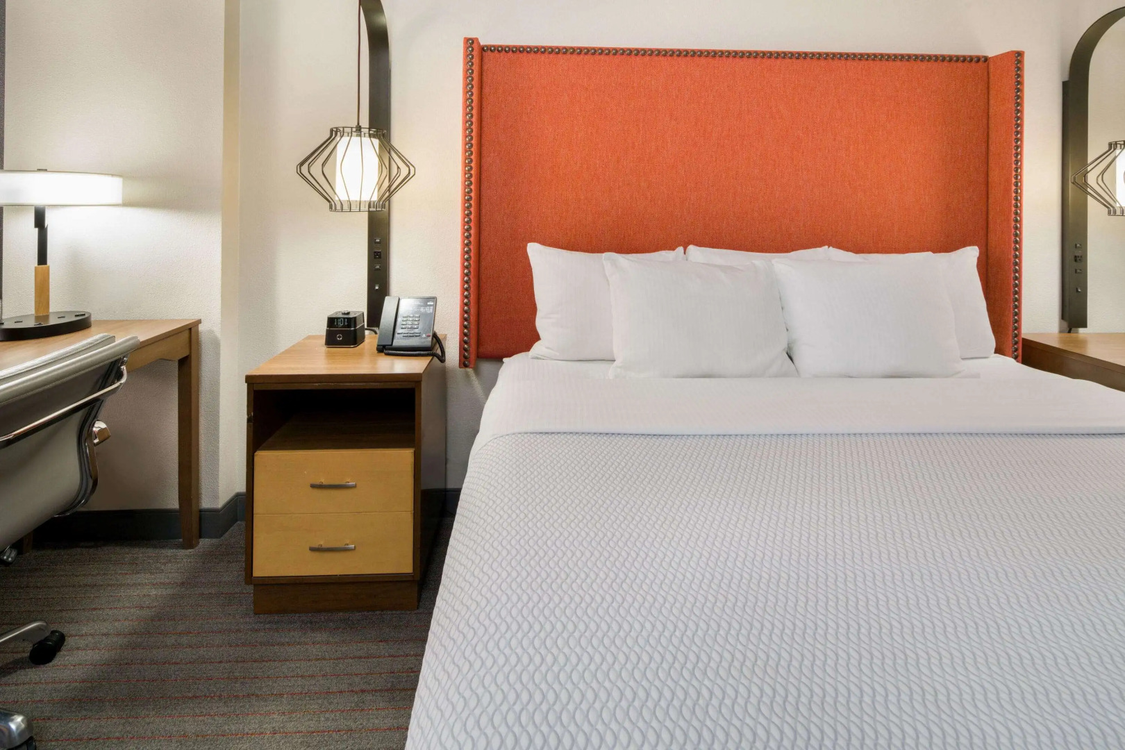 La Quinta Inn & Suites by Wyndham Orange County Airport