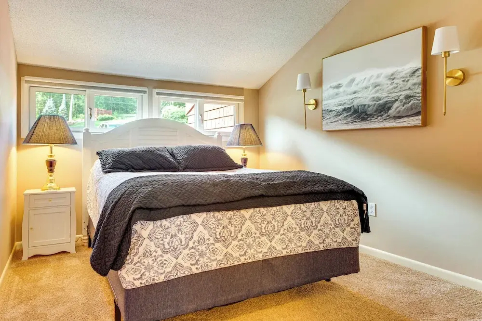 Waterfront Community: Lake Winnipesaukee Retreat!