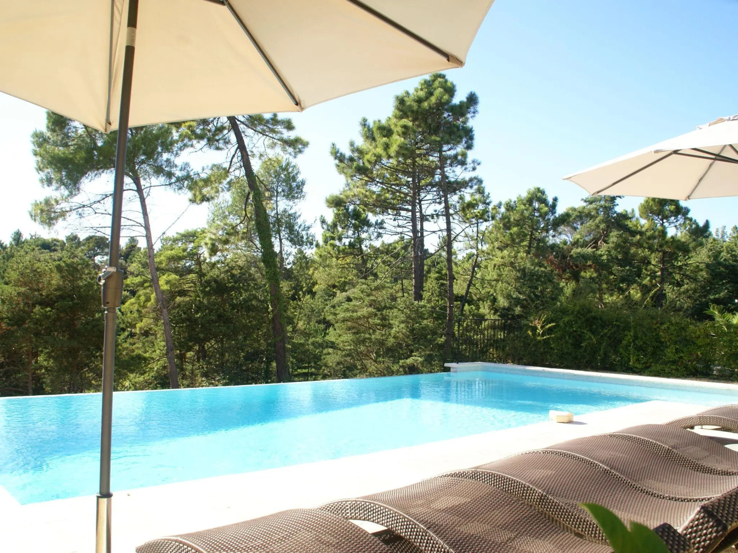 Luxury apartment for four people near golf course in the heart of Provence