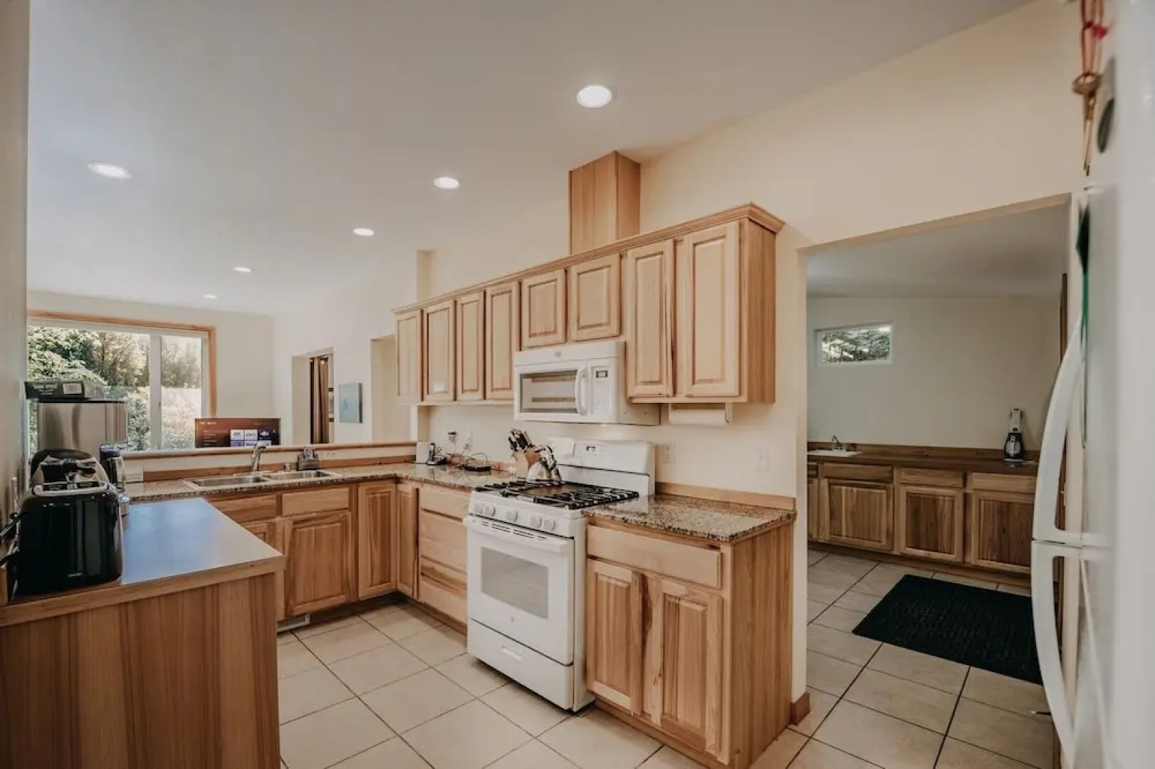 70mbr- Hot Tub - Bbq - Wi-fi - Pets Ok - Sleeps 8 3 Bedroom Home by RedAwning