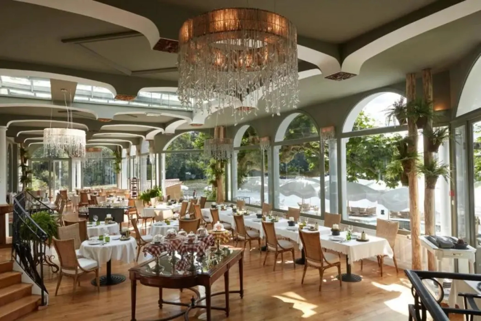 Brindos, Lac & Château