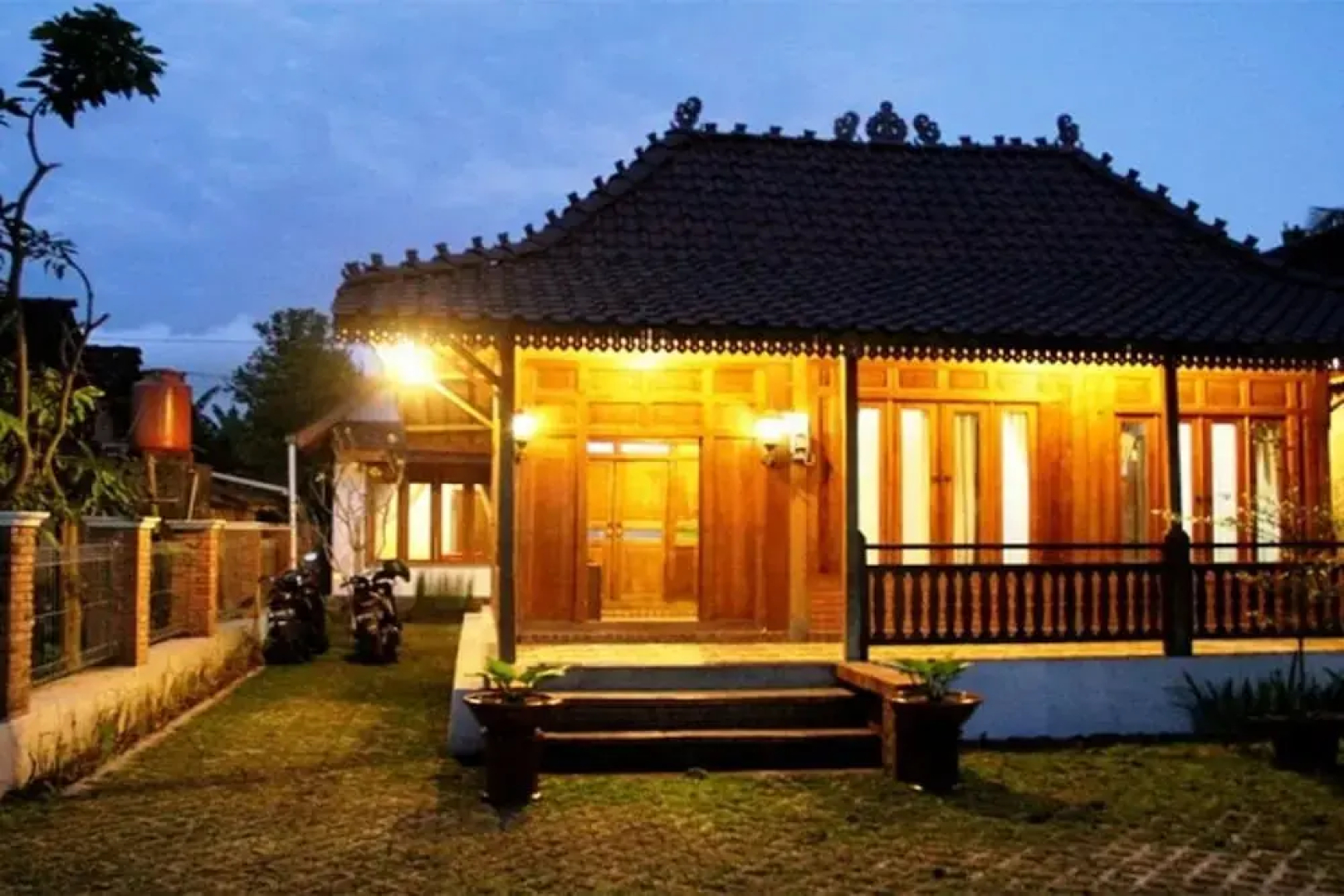 Anugro's Homestay By The Grand Java