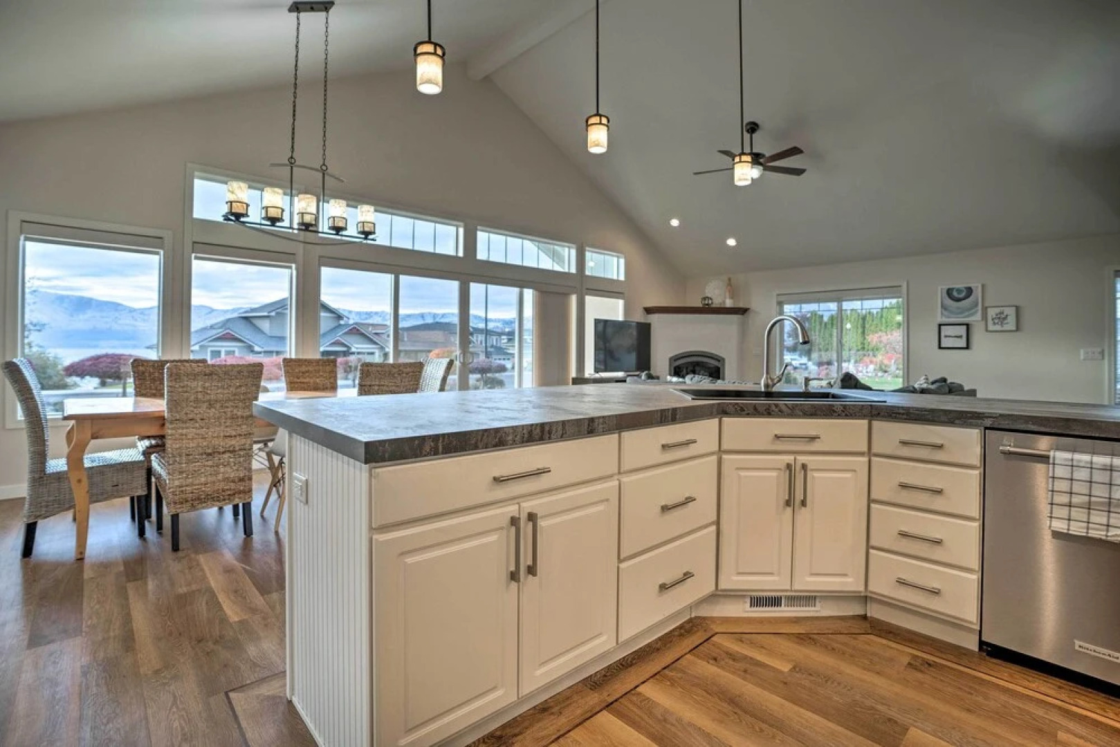 Family Home on Lake Chelan With Mtn + Lake View!