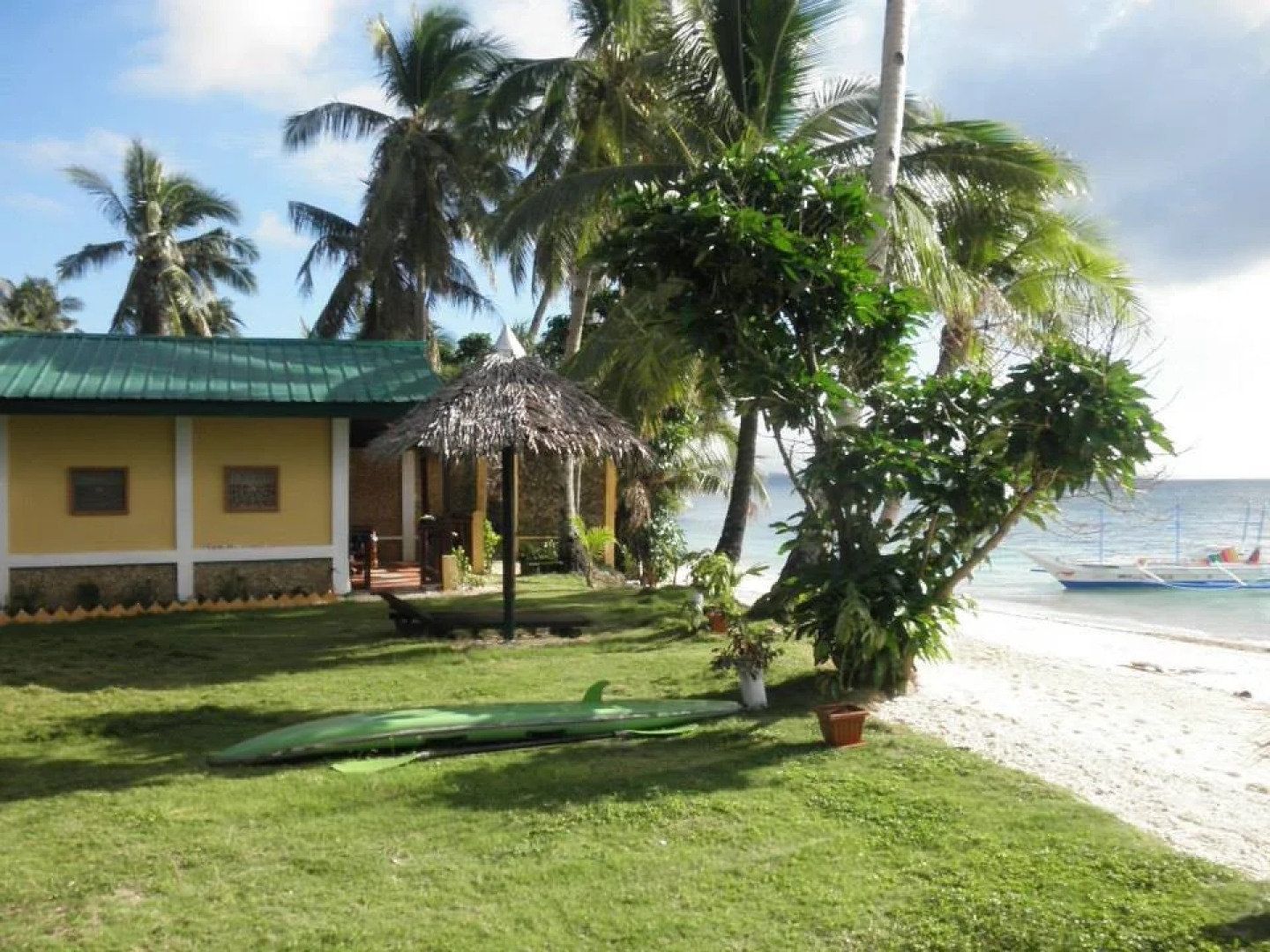 White Beach Dive & Kite Resort Carabao