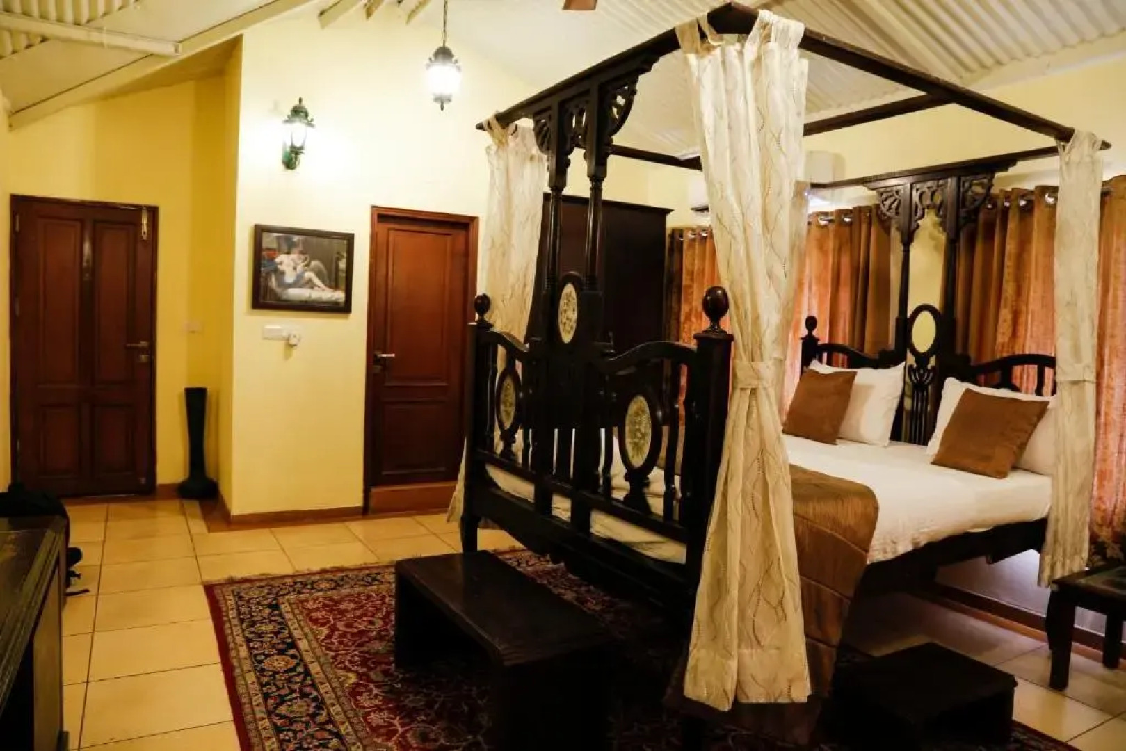 The Colonial Manek Manor