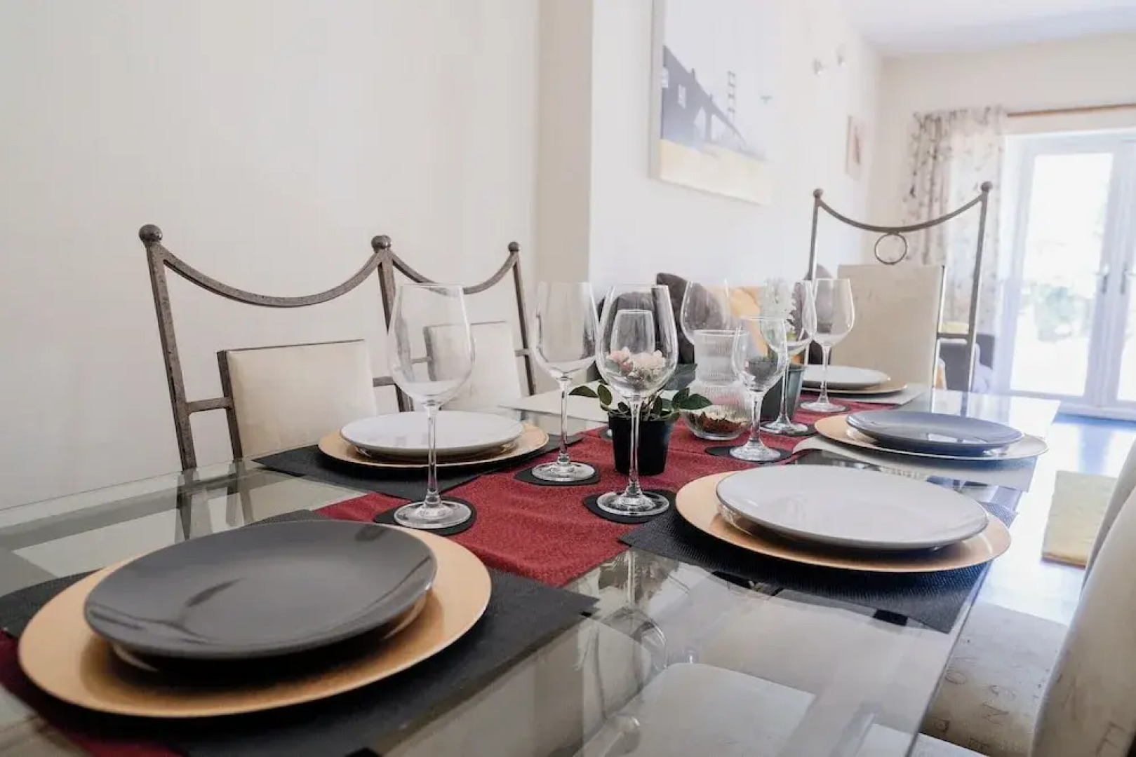 6-bed House - Sleeps 13 - Families & Contractors