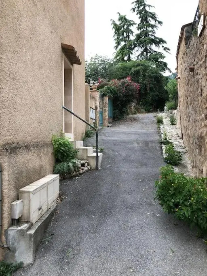 Studio vue sur la roche, au calme Moustiers #1