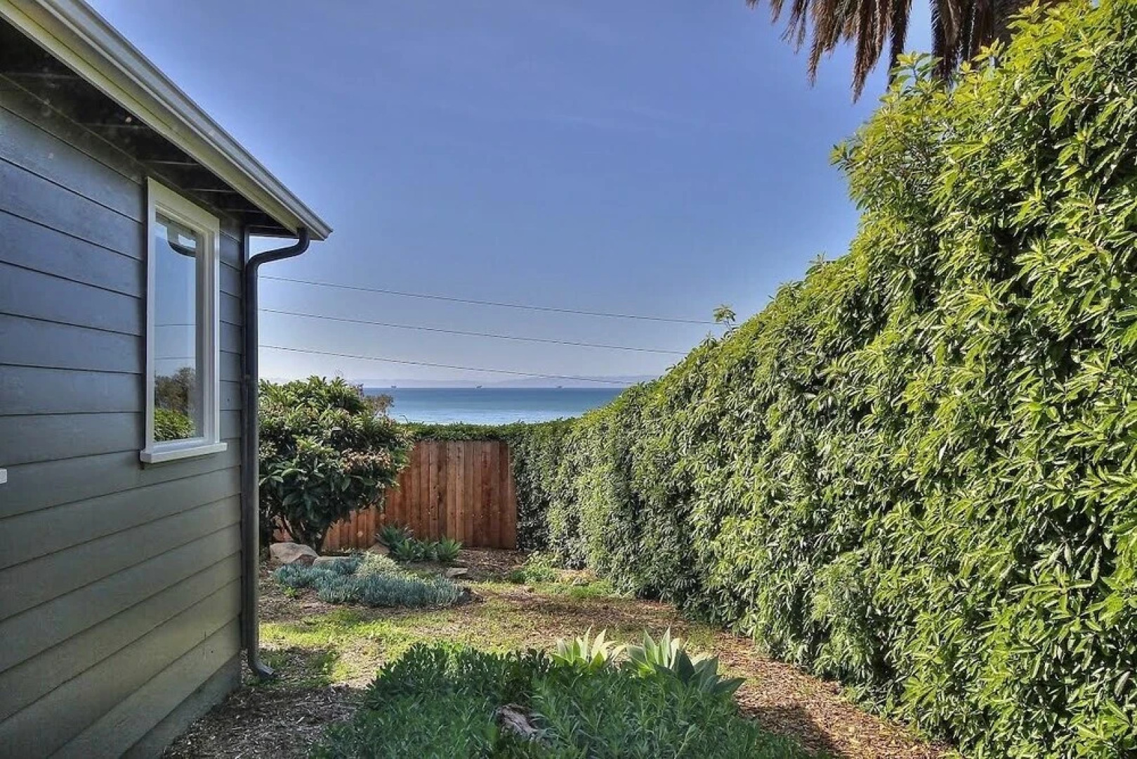 Summerland Ocean View Cottage by RedAwning