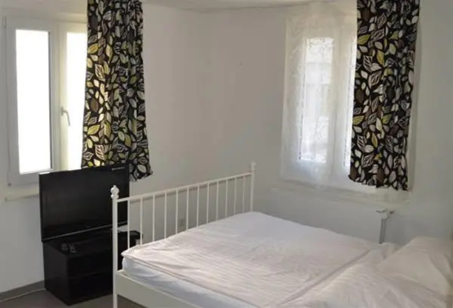 Swiss Star Guesthouse District 4