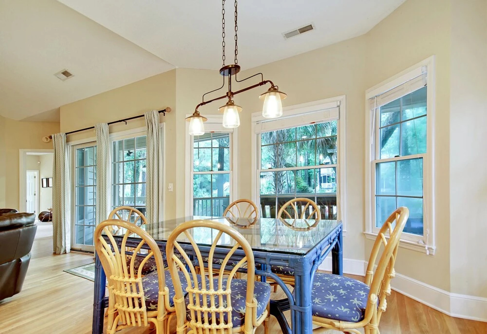 Spacious Overlooking Lagoon 5 Bedrooms 2.5 Bathrooms Home