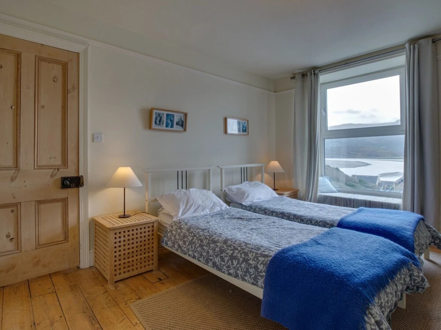 Modern Apartment Near the Estuary of the Mawddach River