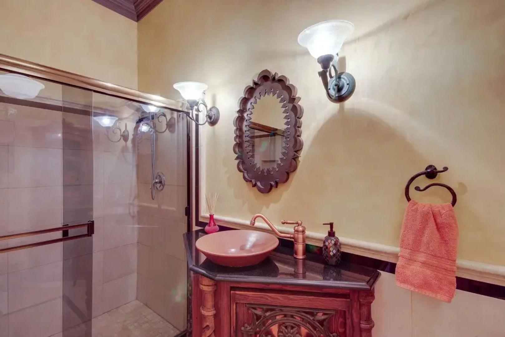 Riverfront Livingston House in Paradise Valley!