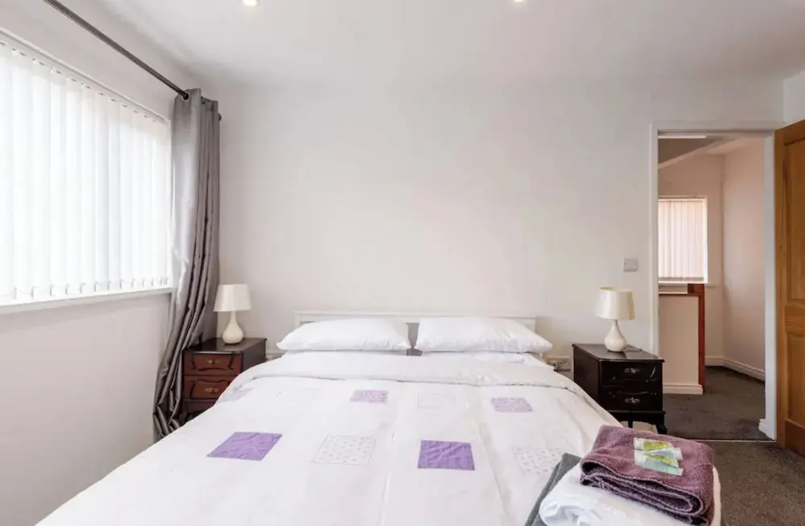 4 bed House - Private Garden - Free Parking