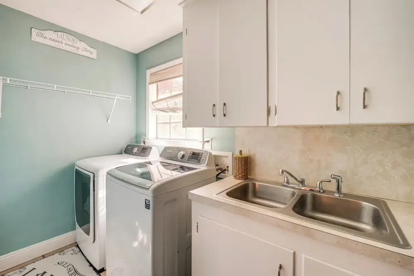 2 Mi to Gulfport Beaches: Poolside Paradise!