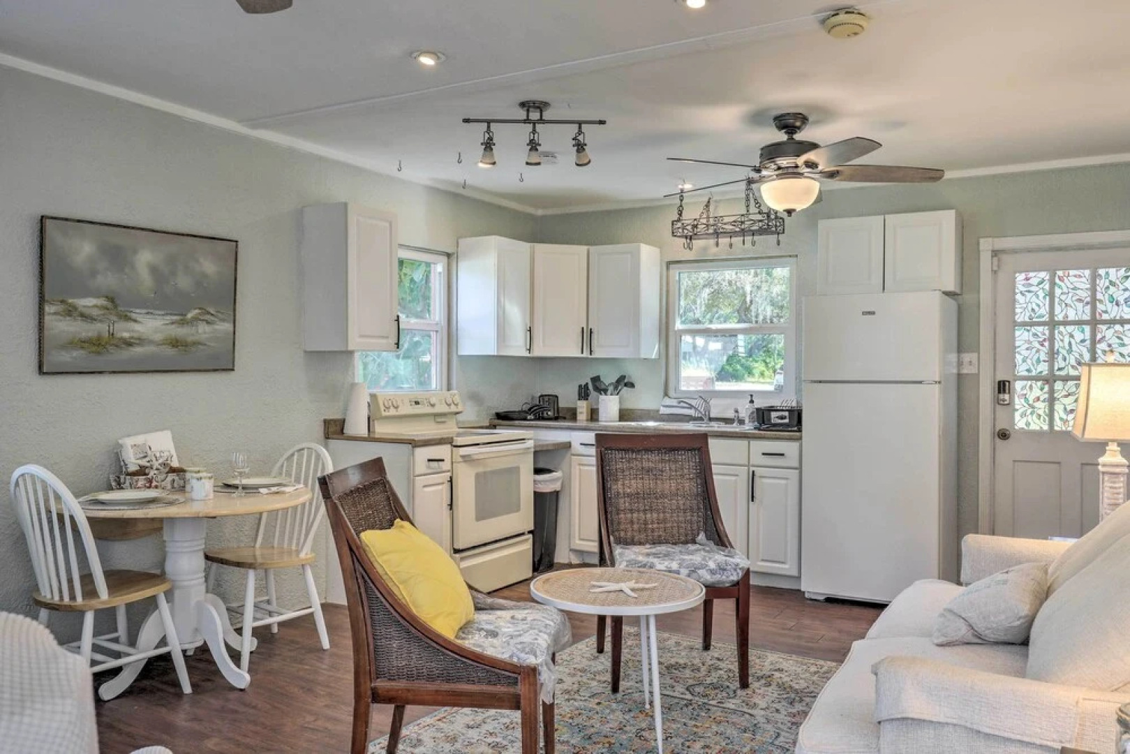 Cozy Crystal Beach Cottage: Walk to Shoreline