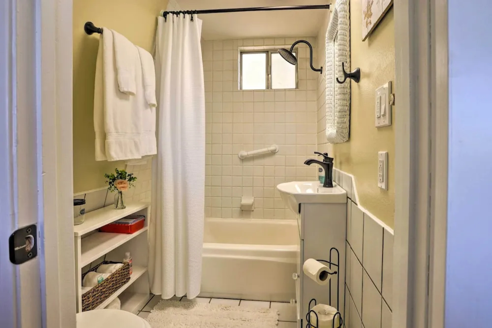 Lake Arrowhead Studio Near Hiking w/ Hot Tub