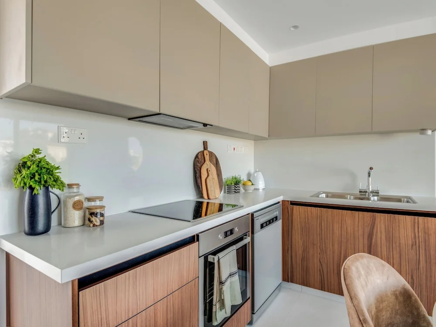 Sanders Elgio - Precious 3-bdr Apt With Balcony