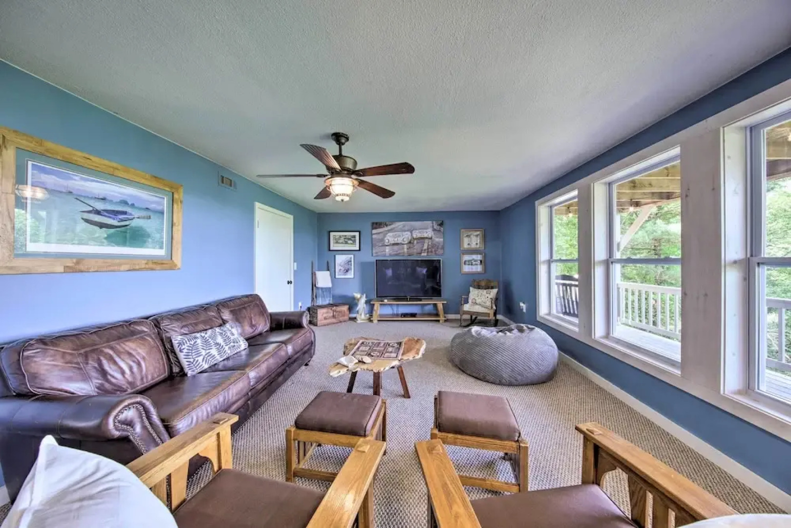 Treetop Hideout w/ Long-range Mountain Views!