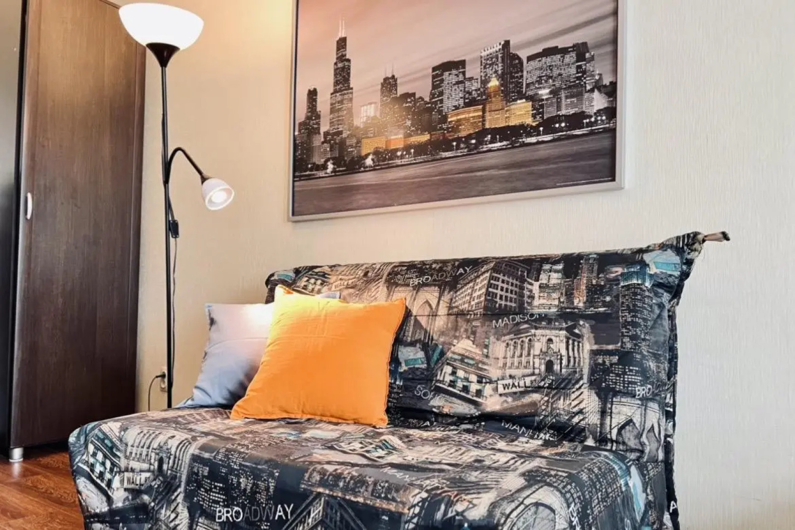 Диван и Чемодан на пр-кте Красный, 100/1