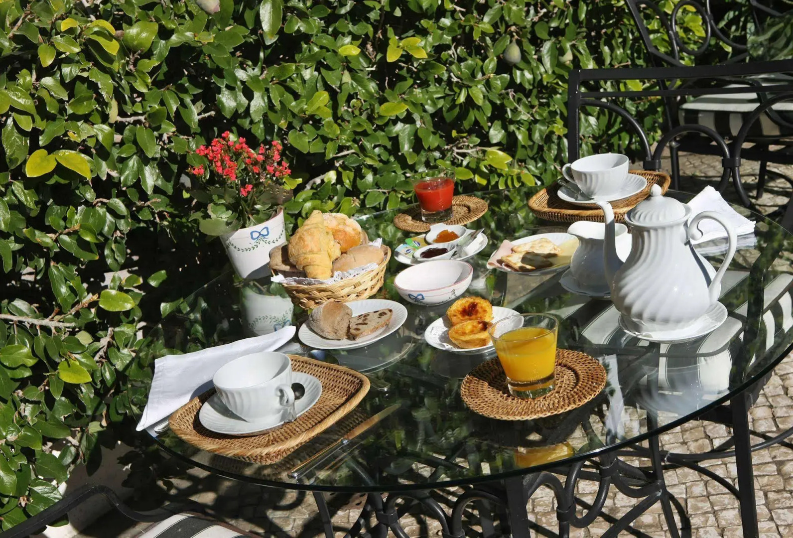 As Janelas Verdes Inn, a Lisbon Heritage Collection